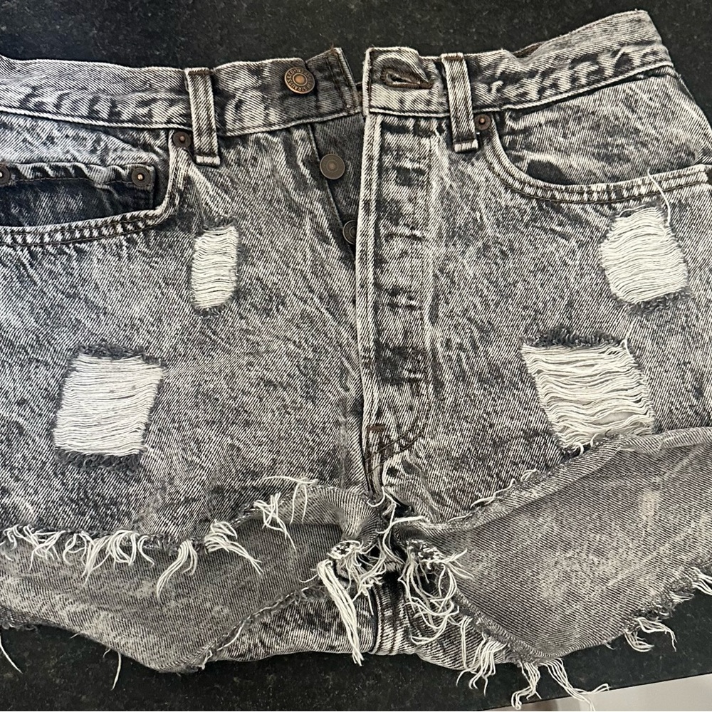 Set of 4 Levi’s Distressed Denim Shorts - Light to Dark Washes - Picture 3 of 9